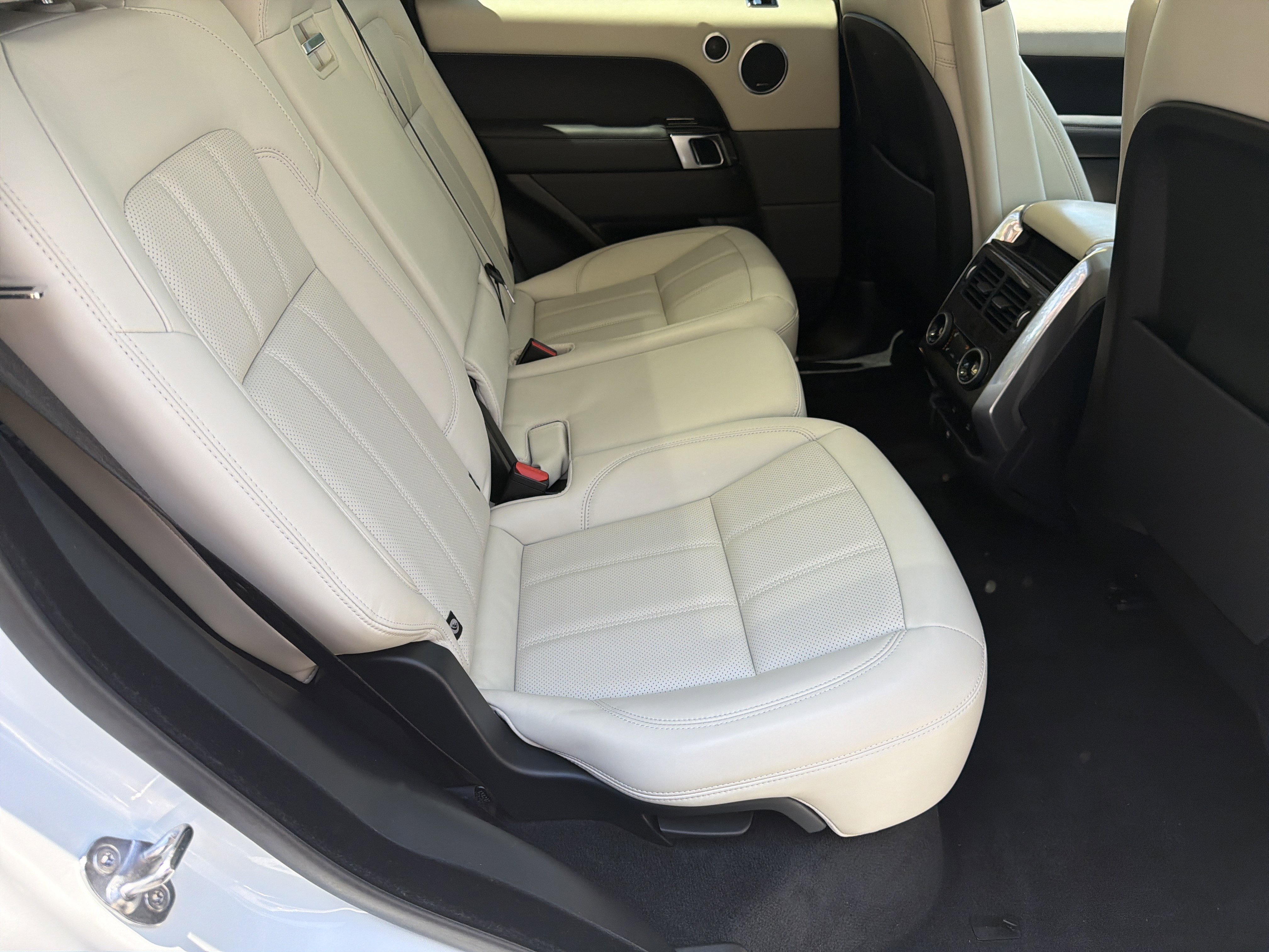 Used 2018 Land Rover Range Rover Sport HSE AWD/4WD image 27