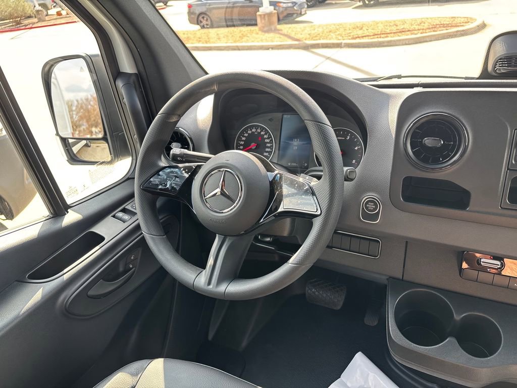 Used 2025 Mercedes-Benz Sprinter 2500 image 11