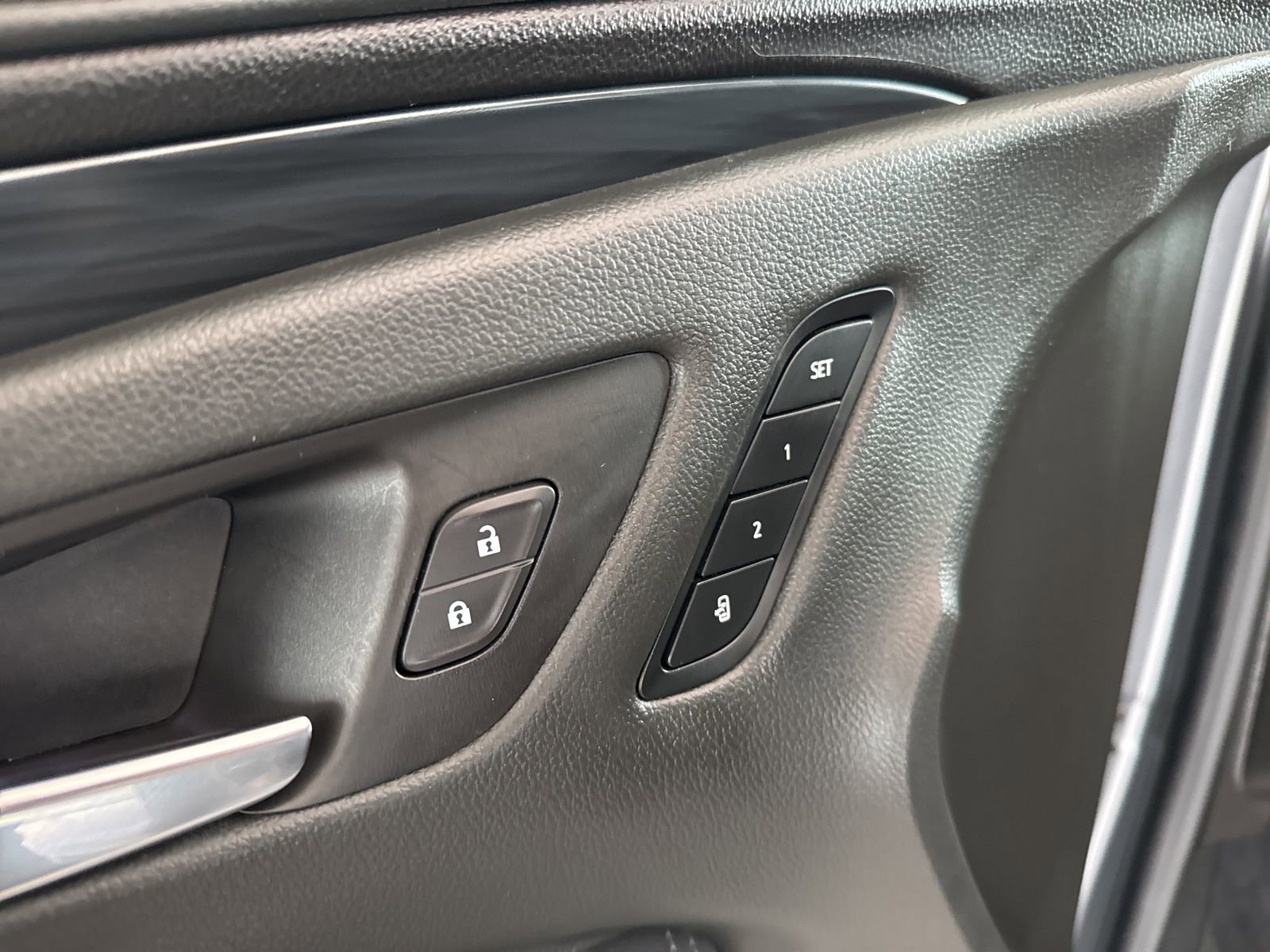 Used 2020 Buick Envision Essence FWD image 17