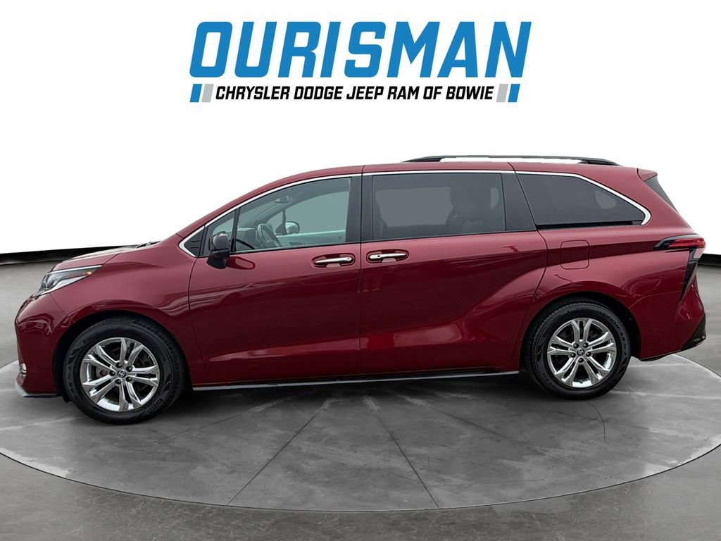 Used 2022 Toyota Sienna XSE image 3