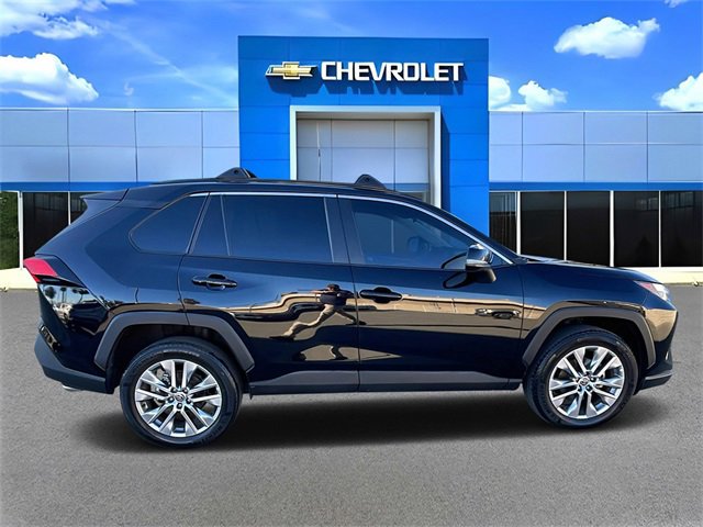 Used 2022 Toyota RAV4 XLE Premium image 2