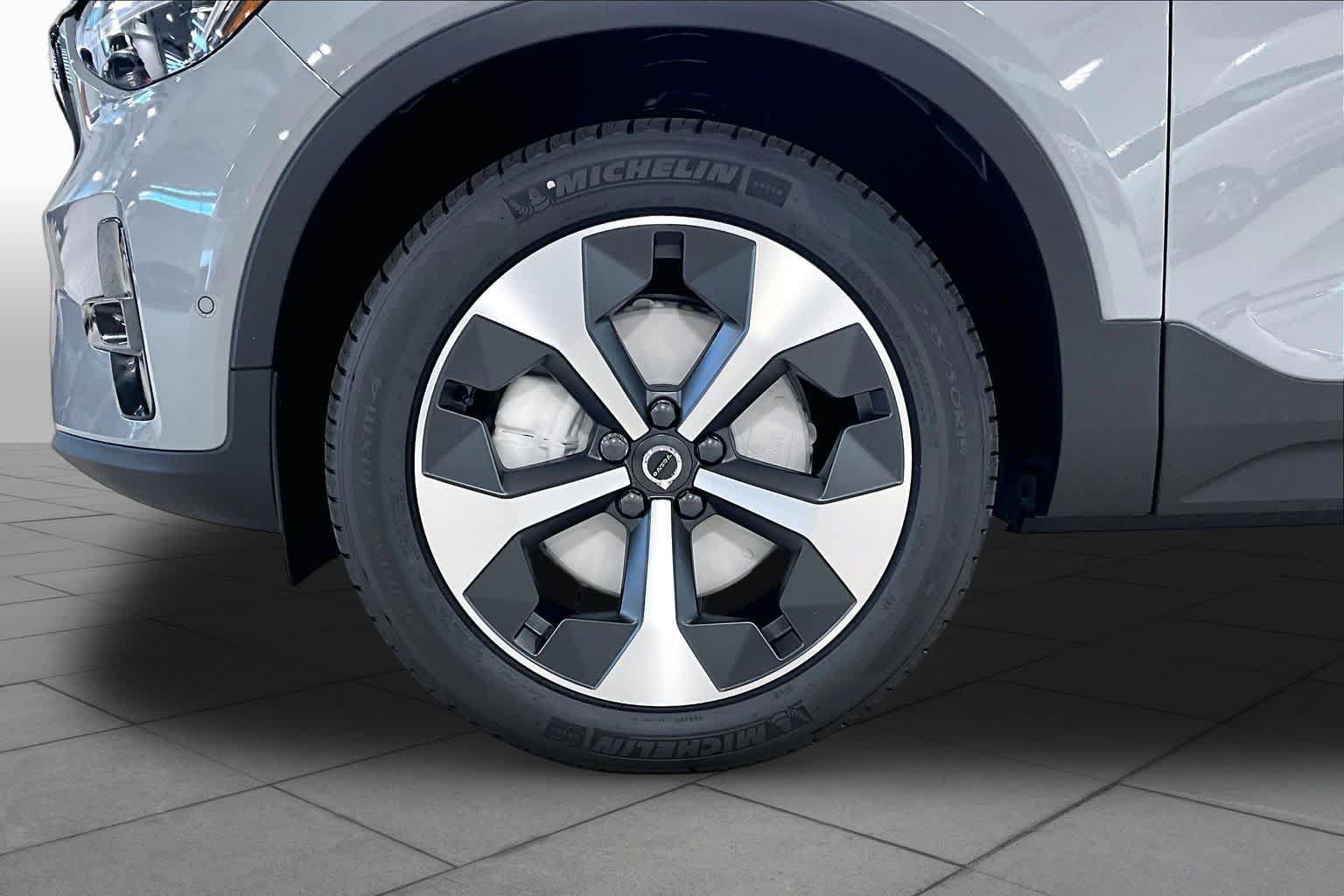 New 2026 Volvo XC40 B5 Plus w/ Protection Package Premier AWD/4WD image 16