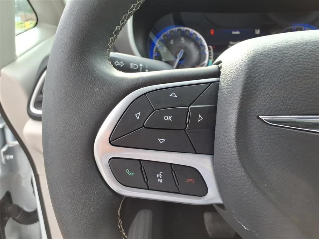 Used 2024 Chrysler Pacifica Touring-L FWD image 14