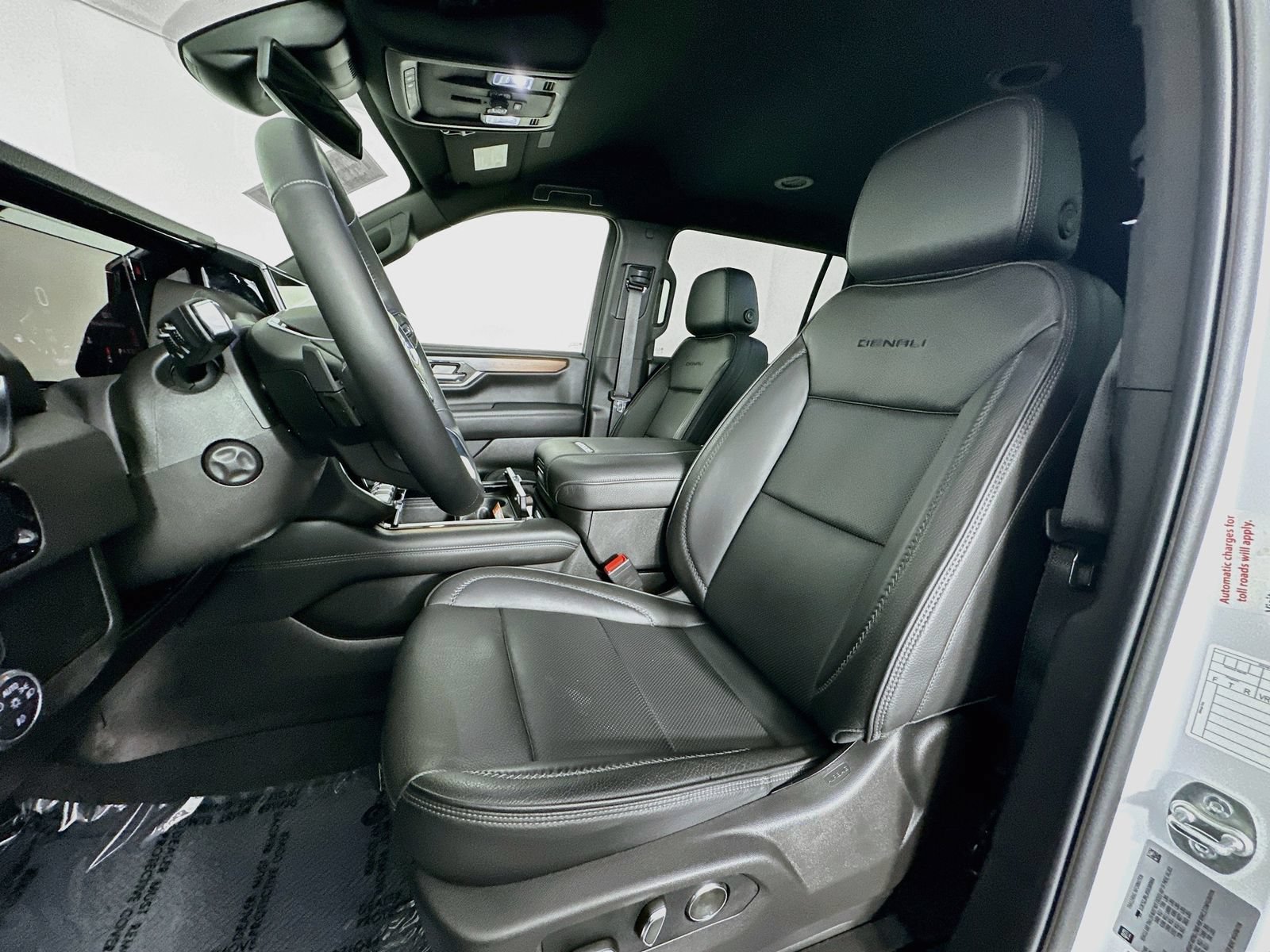 Used 2025 GMC Yukon XL Denali AWD/4WD image 23
