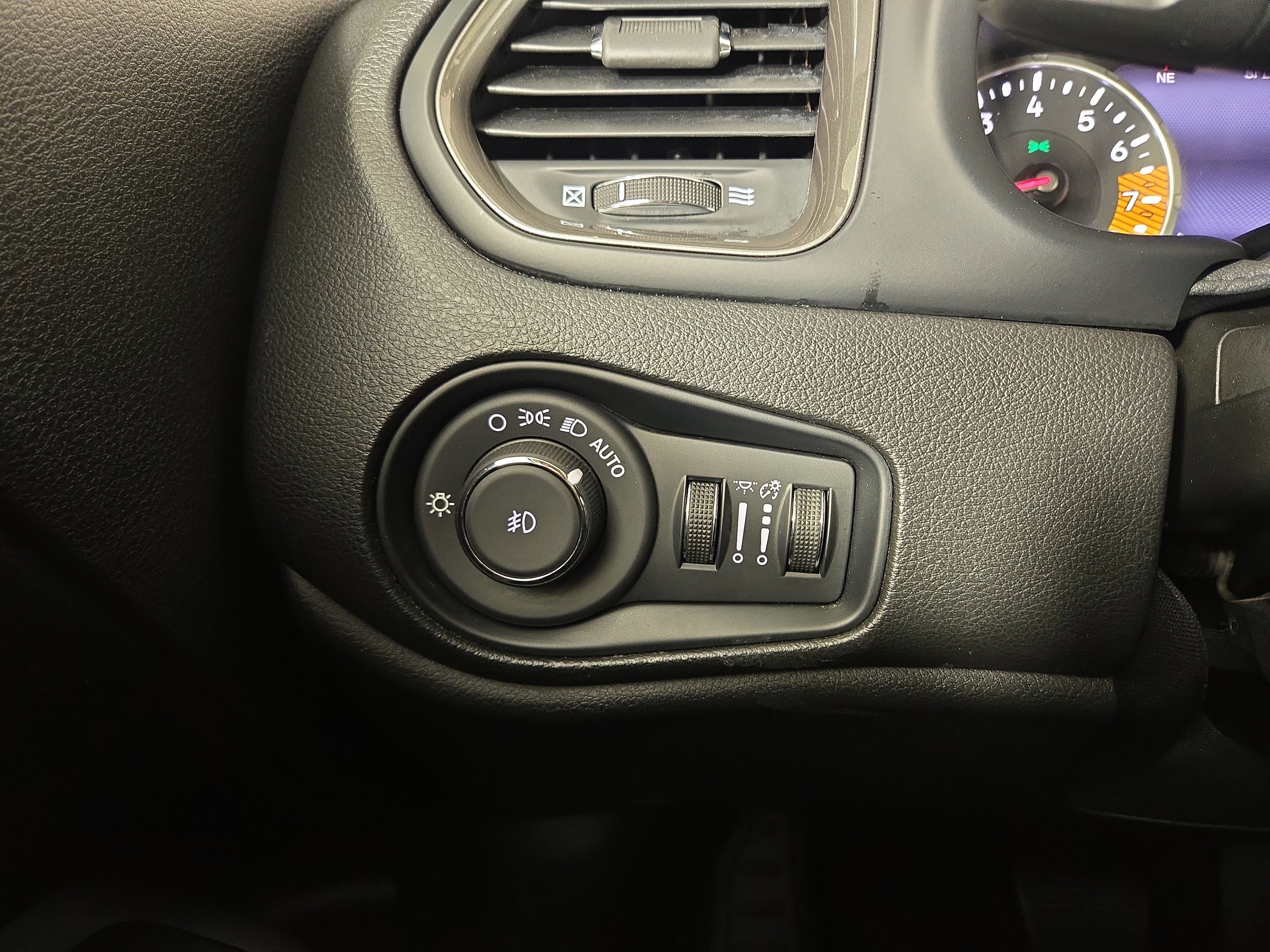 Used 2022 Jeep Renegade Latitude image 29