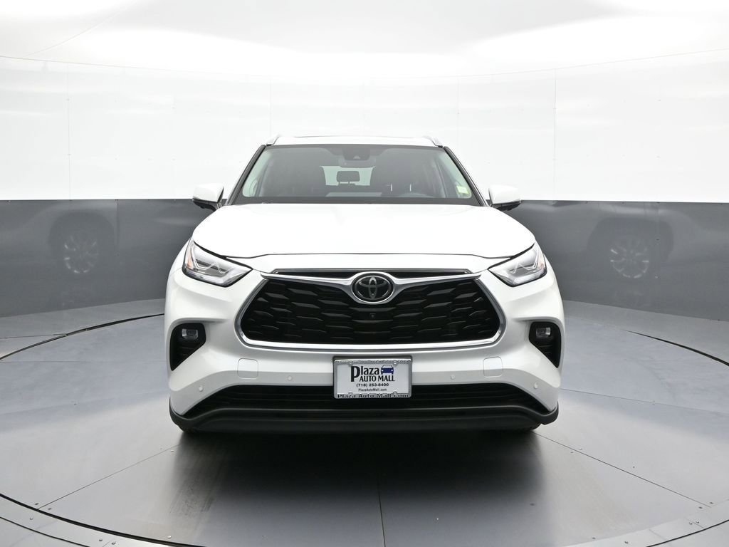 Used 2024 Toyota Highlander Limited AWD/4WD image 2