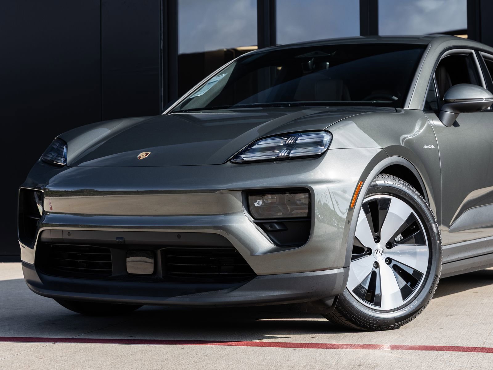 Certified 2025 Porsche Macan Electric image 7
