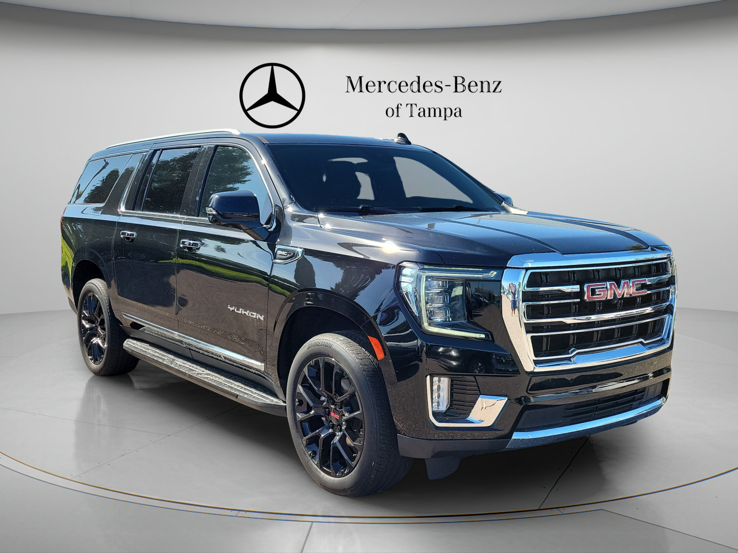 Used 2023 GMC Yukon XL SLT w/ SLT Luxury Package AWD/4WD image 4