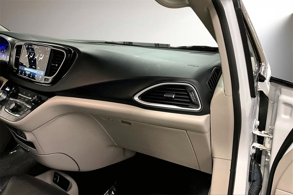 Used 2023 Chrysler Pacifica Touring-L image 27
