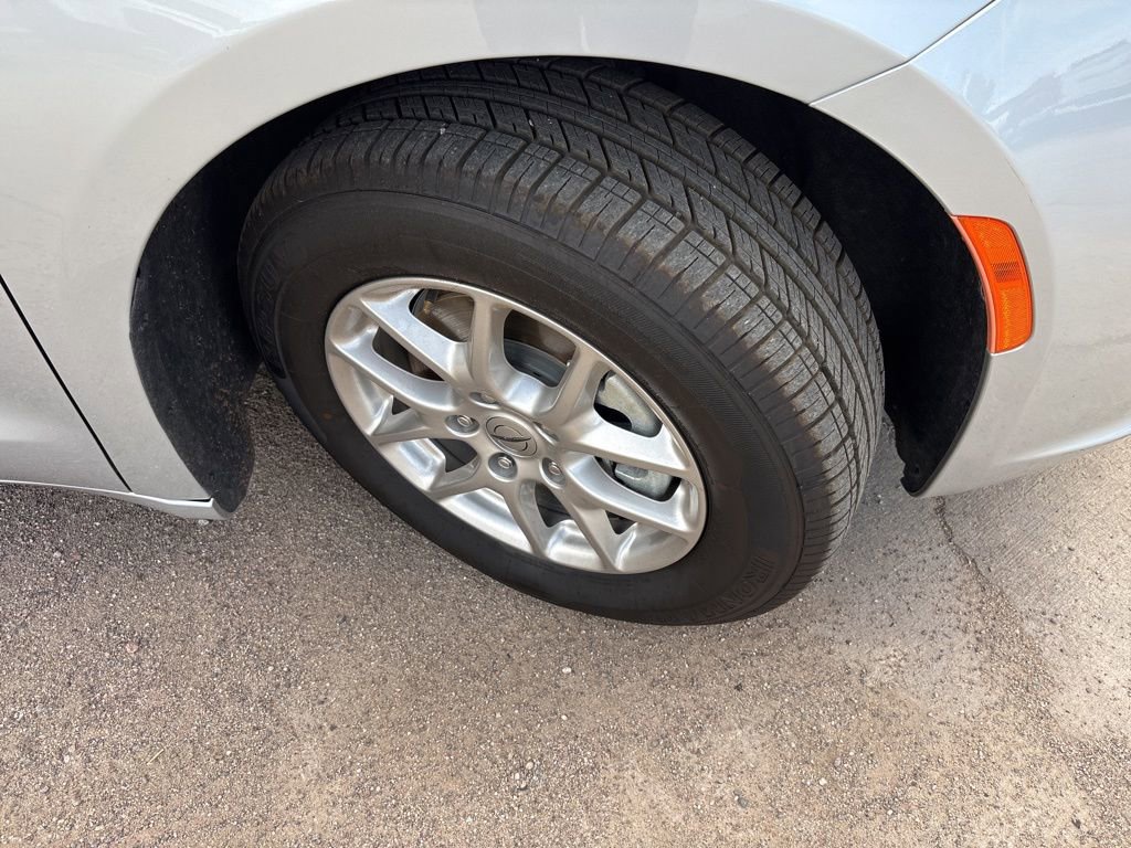 Used 2024 Chrysler Pacifica Touring-L image 12