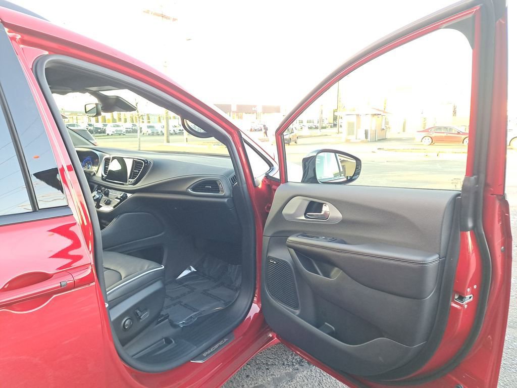 New 2026 Chrysler Pacifica Limited w/ Uconnect Theater Family Group image 17