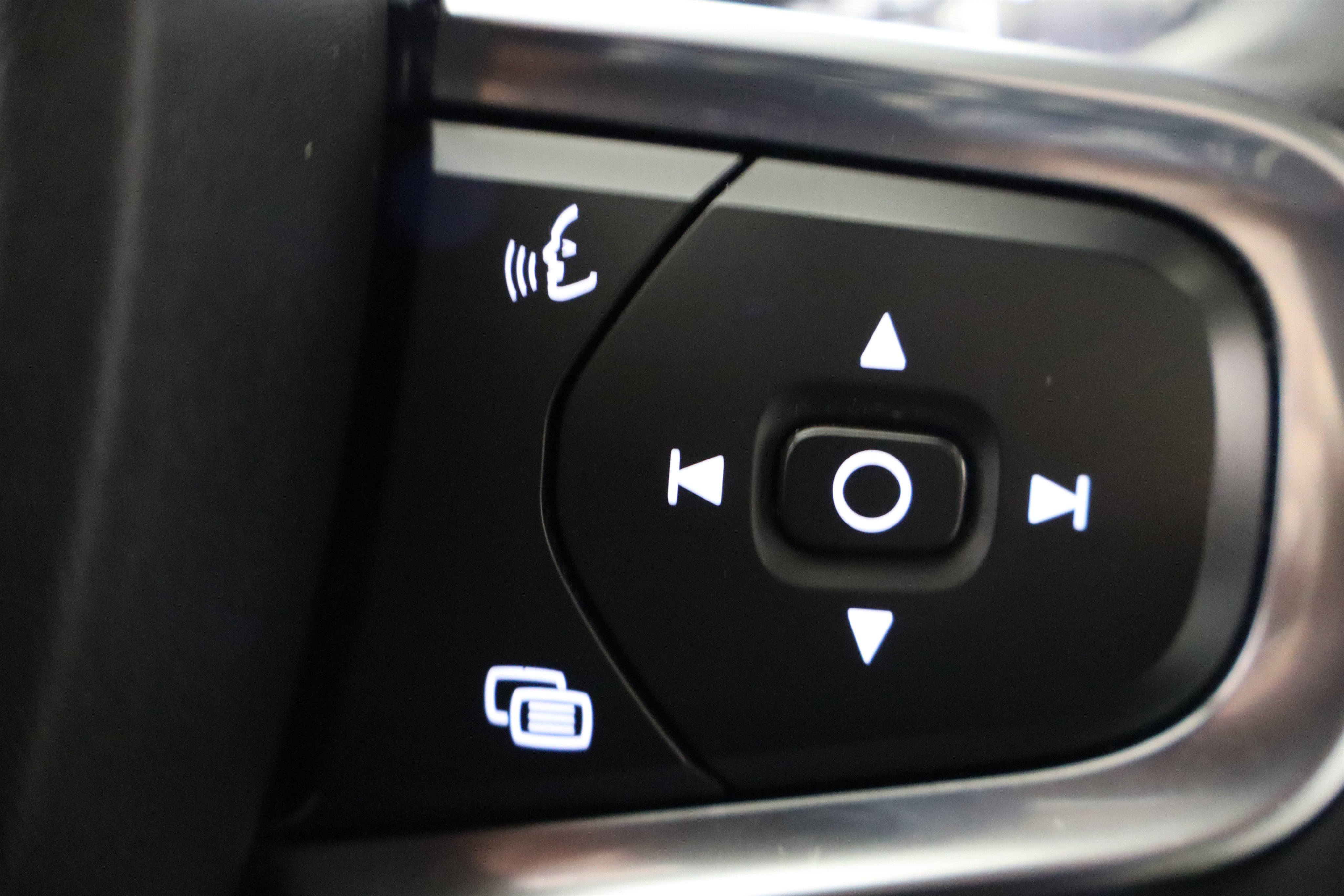 Used 2022 Volvo XC40 T4 Momentum image 29