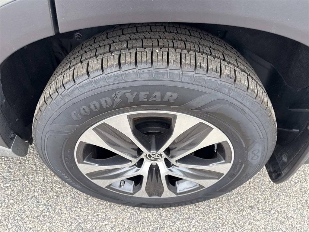 Used 2021 Toyota Highlander XLE image 12