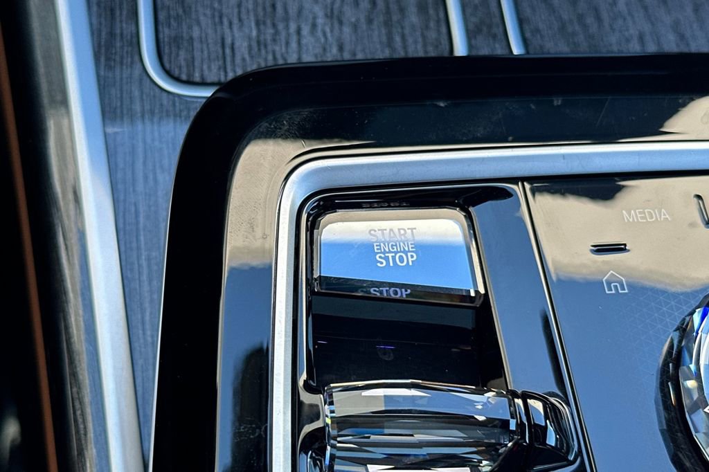 Used 2023 BMW 740i image 25