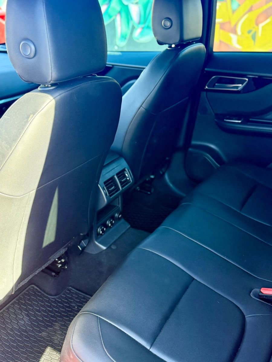 Used 2018 Jaguar F-PACE Premium image 26