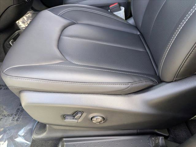New 2026 Chrysler Pacifica Select image 4