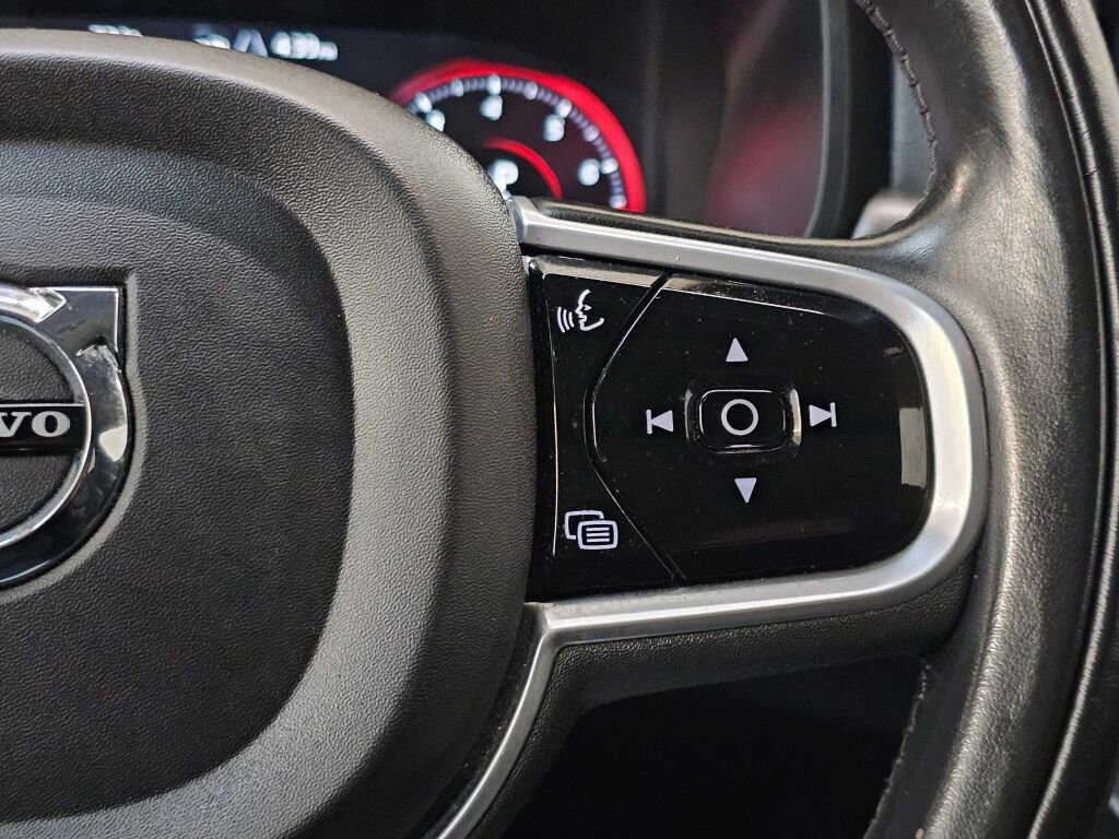 Used 2017 Volvo V90 T6 Cross Country image 31