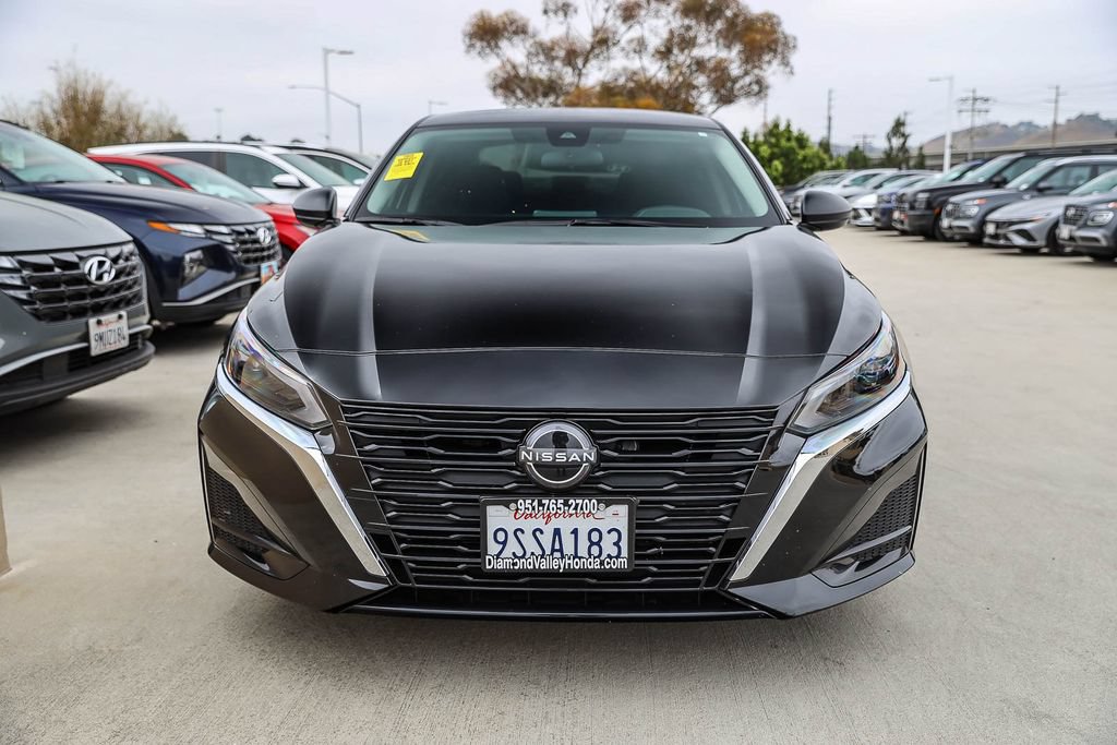 Used 2024 Nissan Altima 2.5 SV FWD image 2
