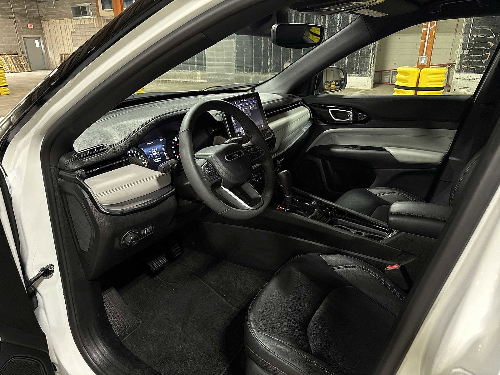 Used 2023 Jeep Compass Limited image 29