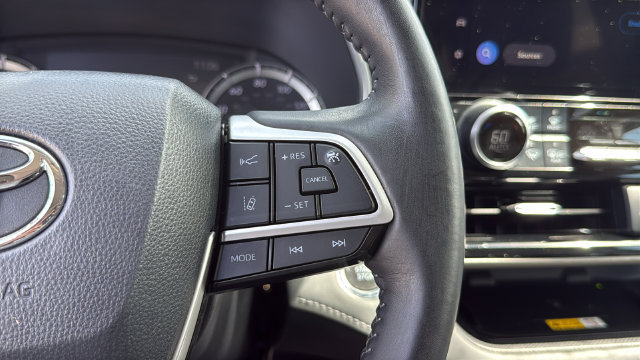 Used 2023 Toyota Highlander XLE FWD image 22