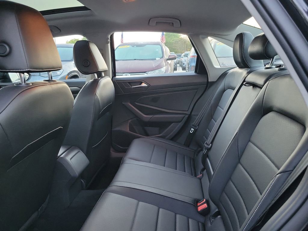 Used 2022 Volkswagen Jetta SE w/ Panoramic Sunroof Package image 8
