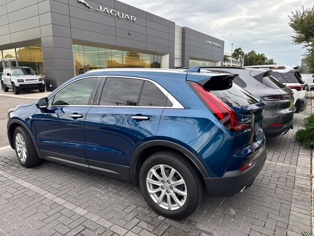 Used 2019 Cadillac XT4 Luxury w/ Cold Weather Package FWD image 4