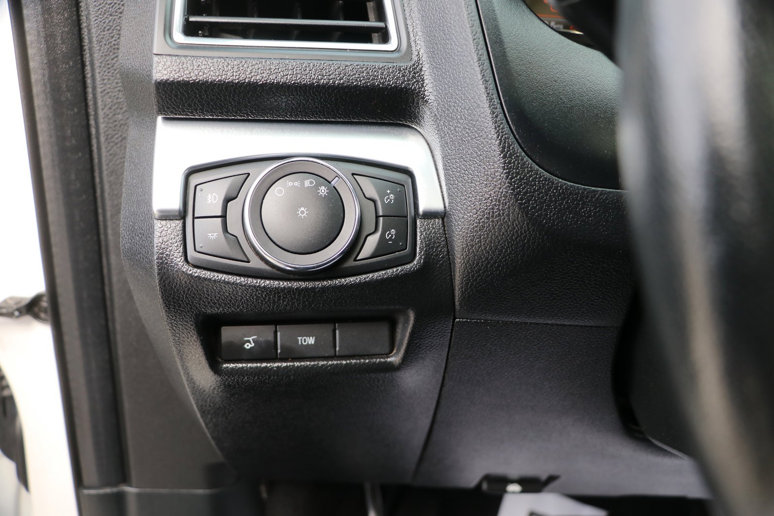 Used 2018 Ford Explorer Limited w/ Equipment Group 301A AWD/4WD image 12