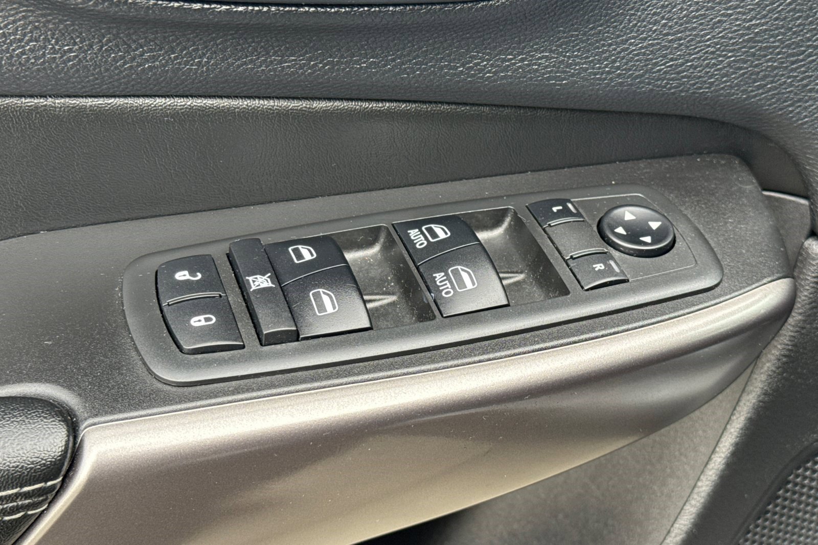 Used 2019 Jeep Cherokee Limited FWD image 13
