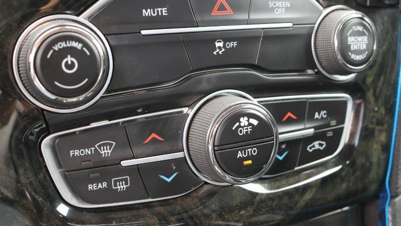 Used 2017 Chrysler 300 C RWD image 18