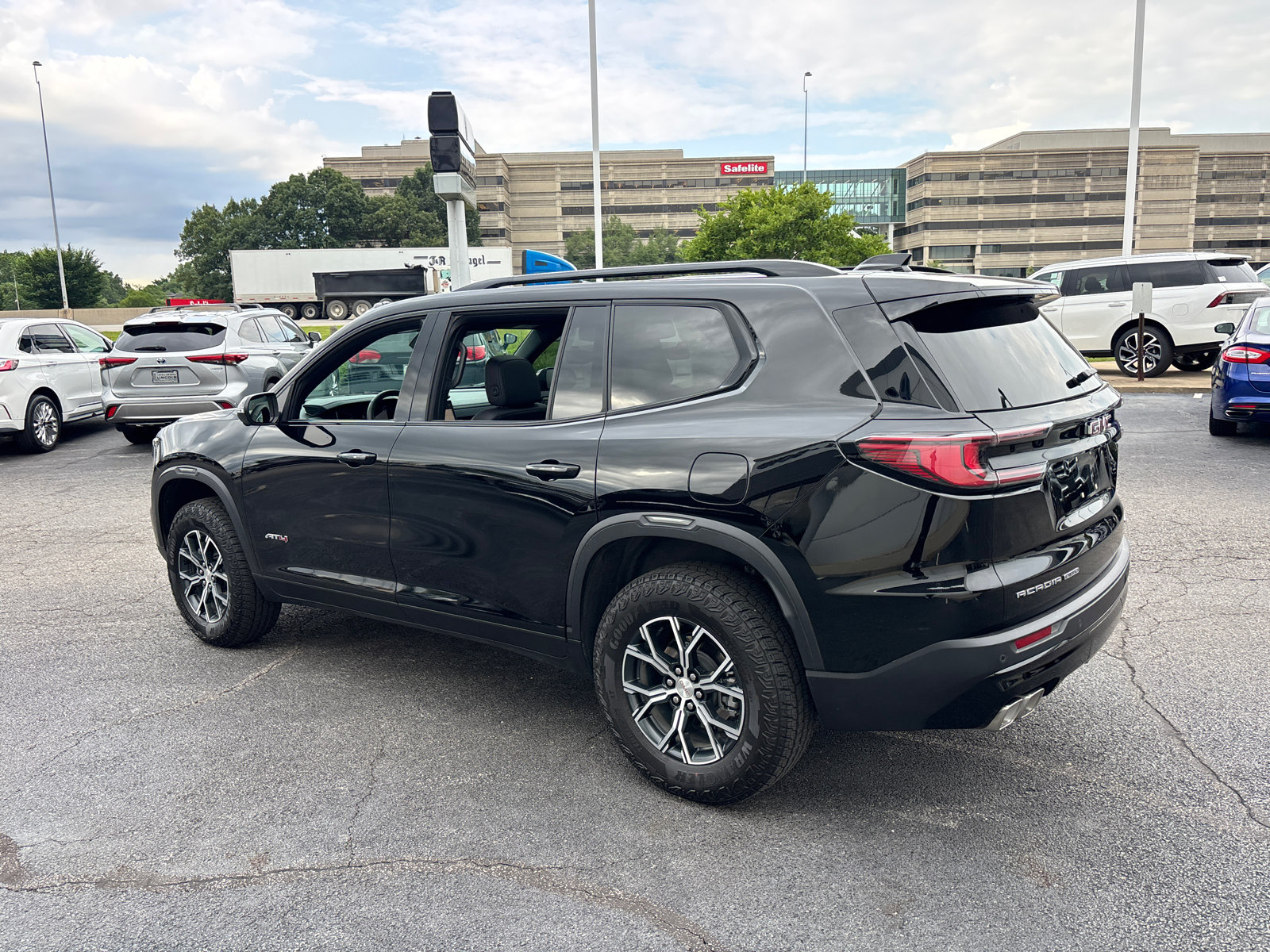 Used 2024 GMC Acadia AT4 AWD/4WD image 5