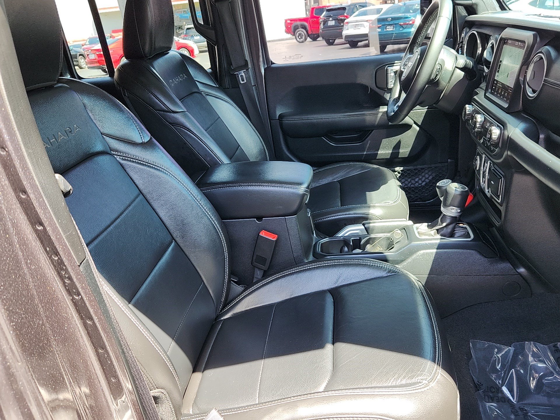 Used 2018 Jeep Wrangler Unlimited Sahara AWD/4WD image 31