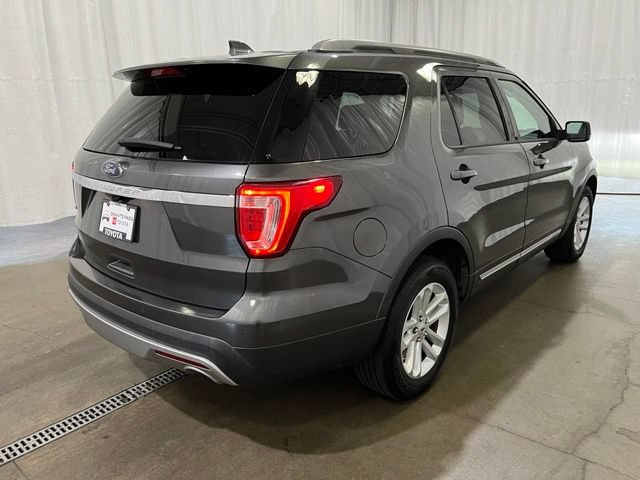 Used 2017 Ford Explorer XLT w/ Equipment Group 202A FWD image 4
