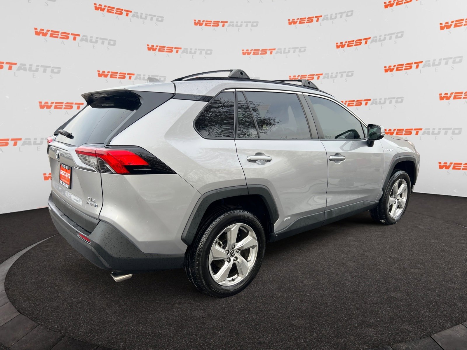 Used 2021 Toyota RAV4 XLE Premium image 5