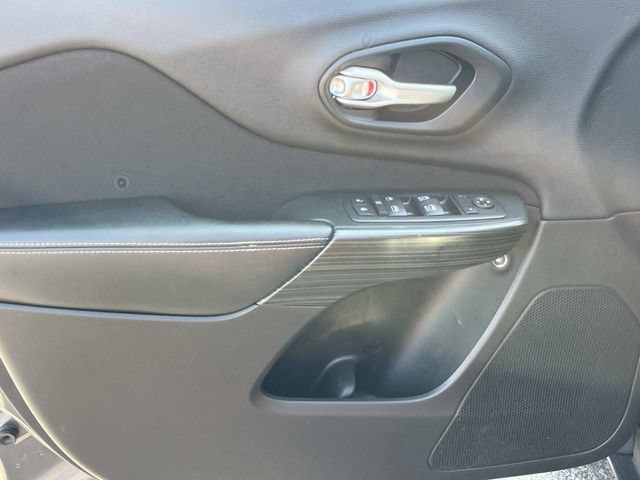 Used 2015 Jeep Cherokee Latitude FWD image 23