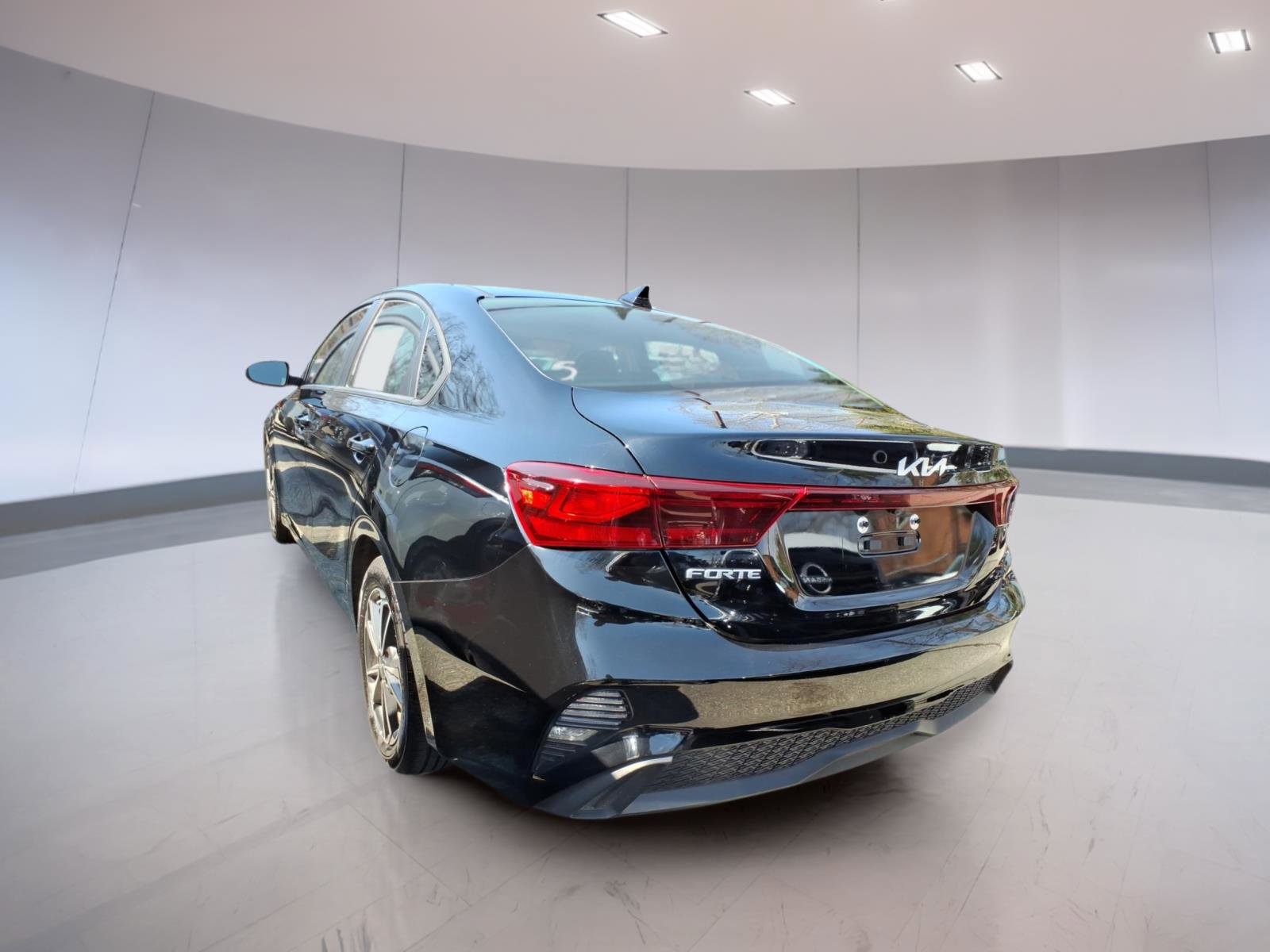 Used 2023 Kia Forte LXS w/ LXS Technology Package FWD image 3