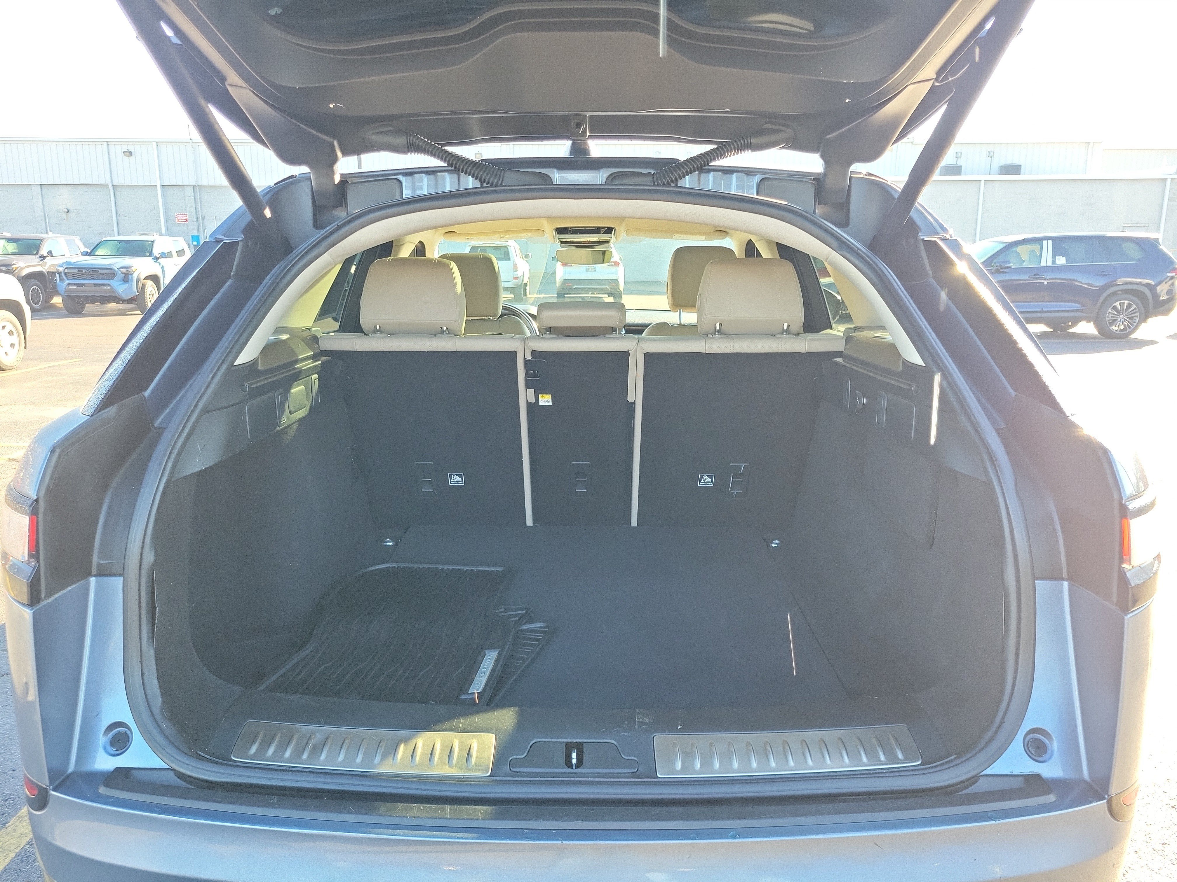 Used 2019 Land Rover Range Rover Velar R-Dynamic SE AWD/4WD image 8