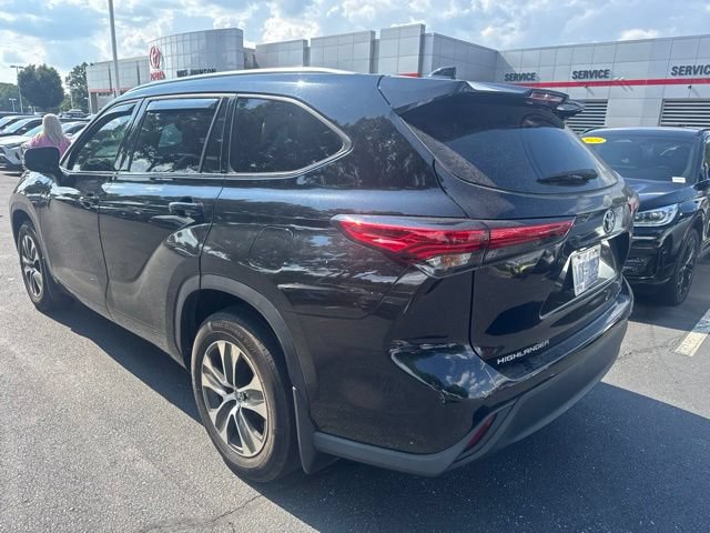 Used 2021 Toyota Highlander XLE AWD/4WD image 4