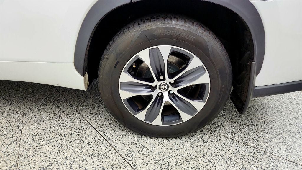 Used 2022 Toyota Highlander XLE AWD/4WD image 9