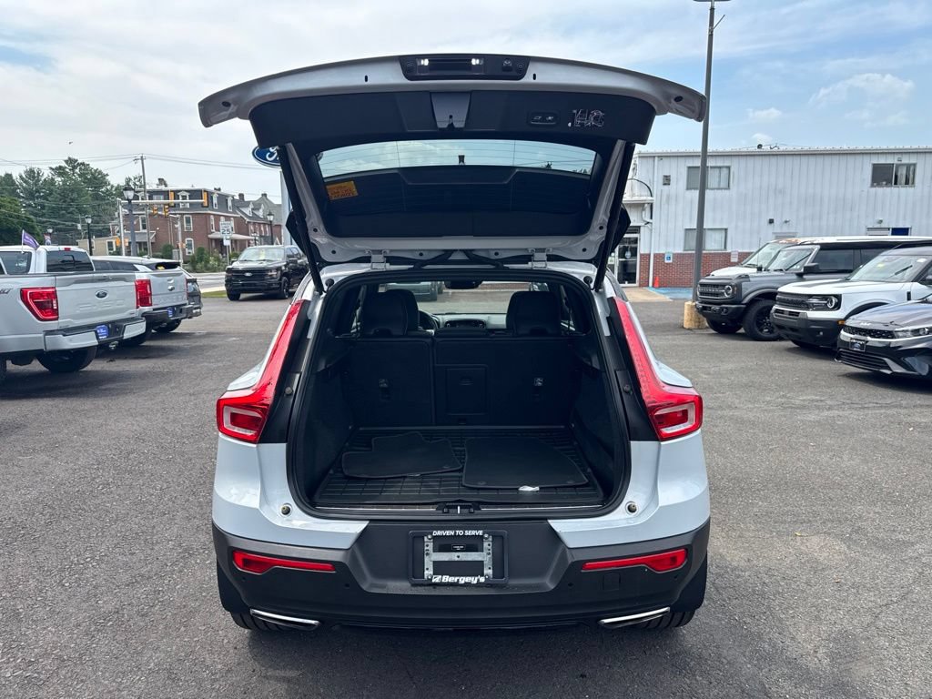 Used 2020 Volvo XC40 T5 R-Design w/ Protection Package AWD/4WD image 12