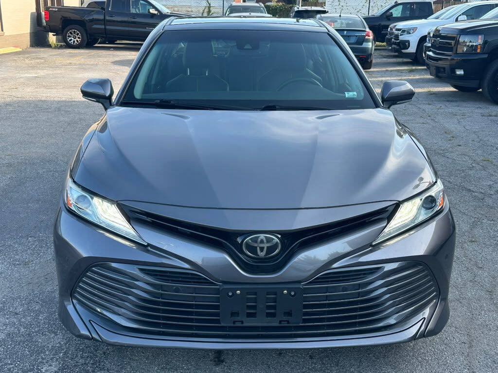 Used 2018 Toyota Camry XLE FWD image 2