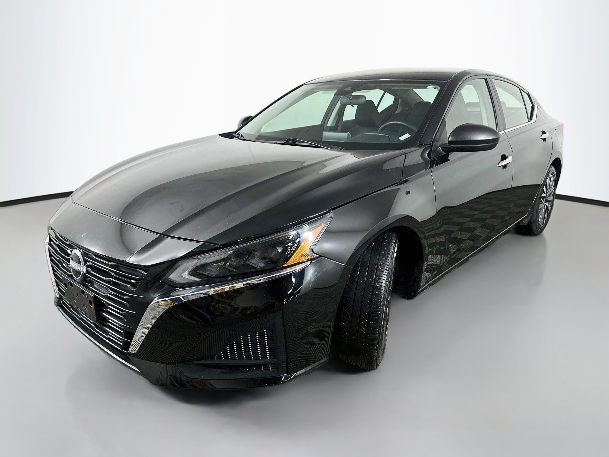 Used 2025 Nissan Altima 2.5 SV FWD image 3