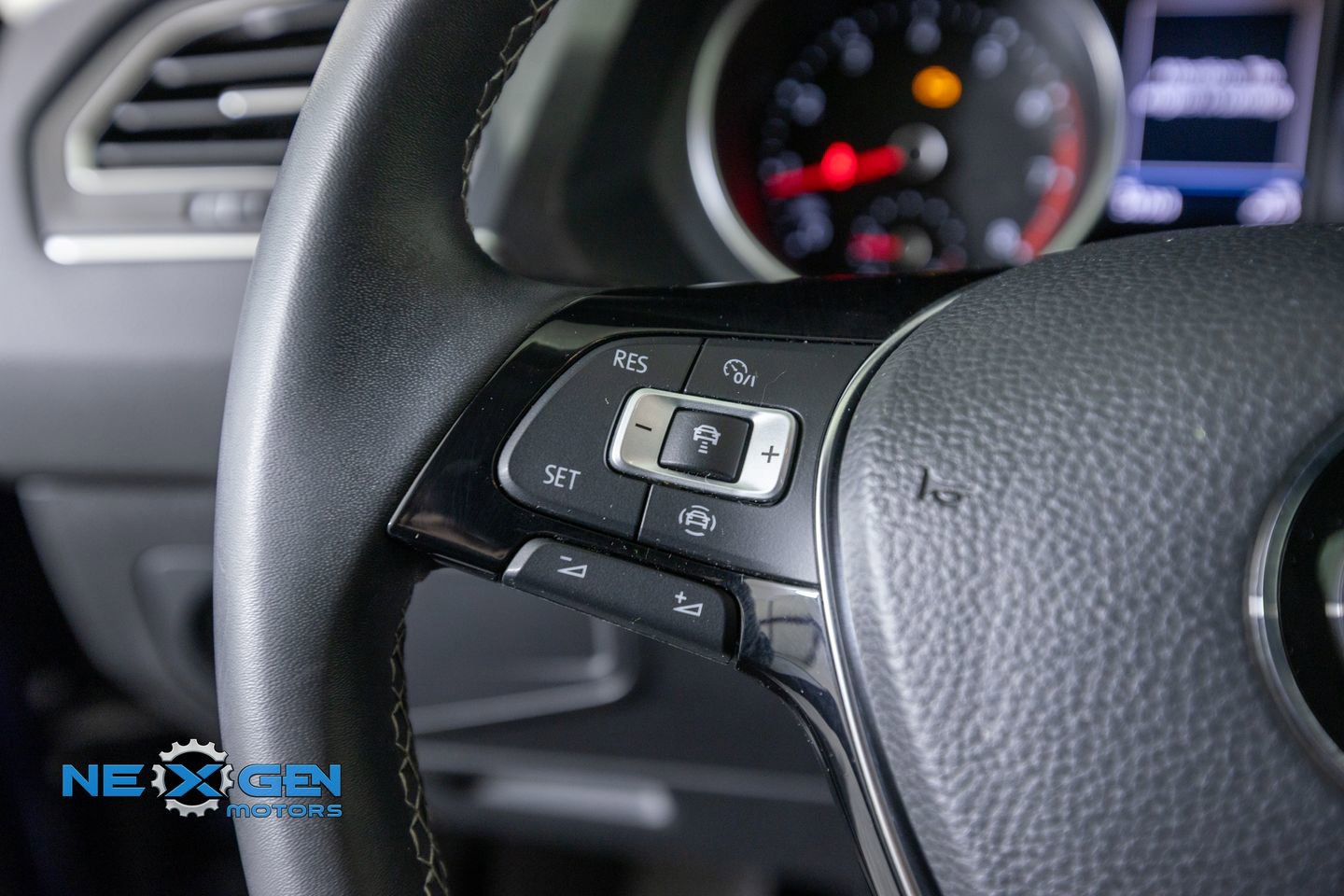 Used 2021 Volkswagen Tiguan SE FWD image 14