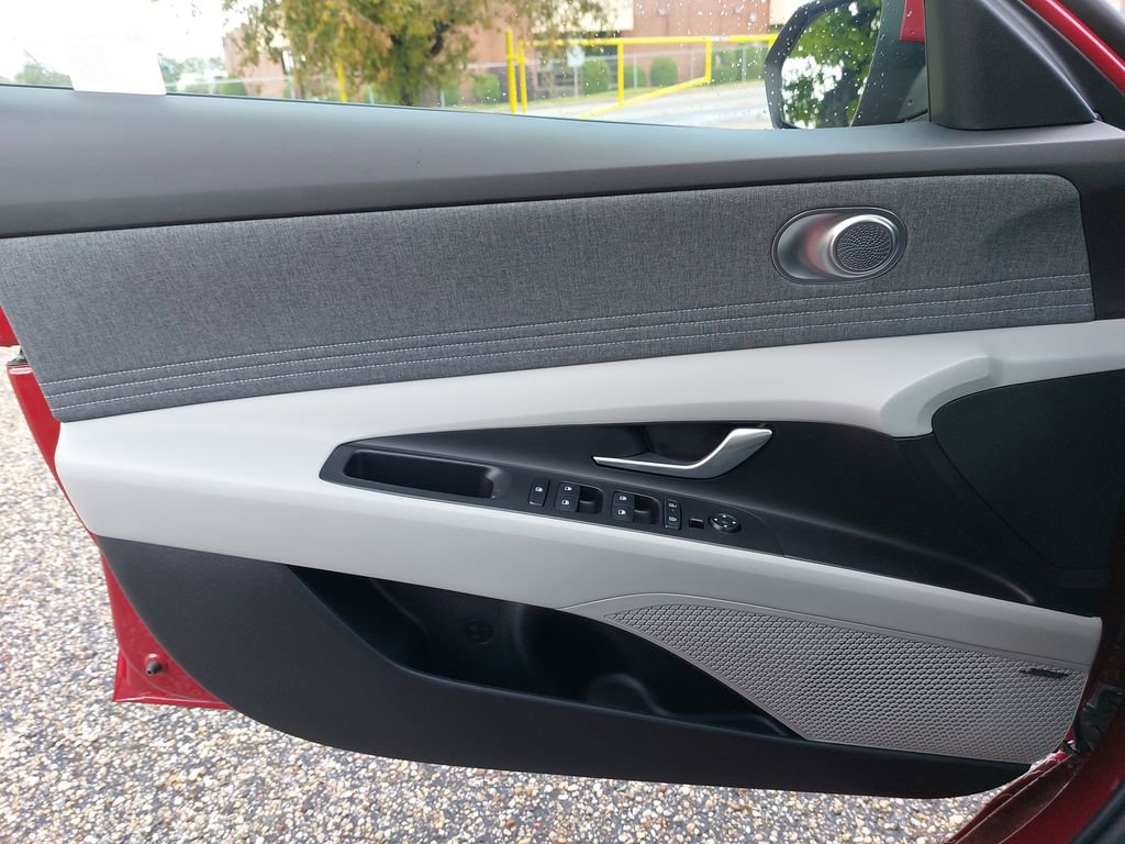 Certified 2025 Hyundai Elantra Limited FWD image 27