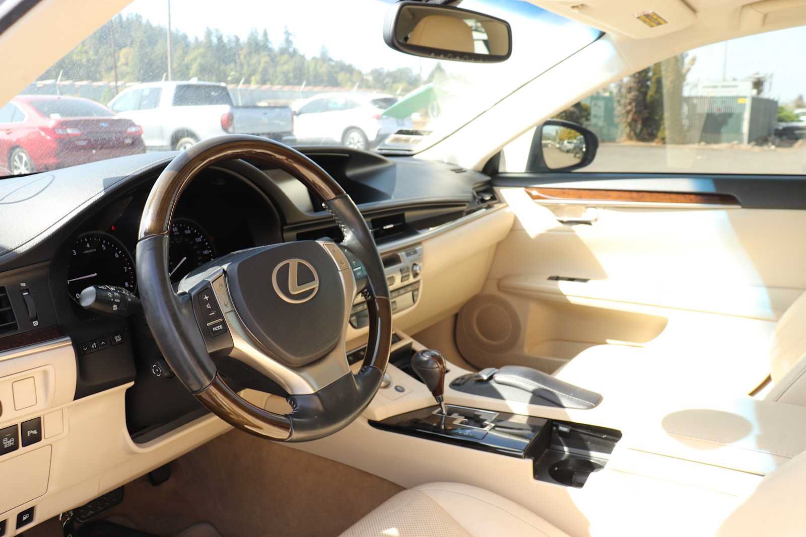Used 2014 Lexus ES 350 w/ Luxury Package FWD image 10