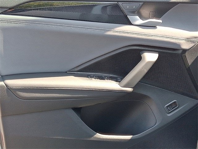 New 2025 Volkswagen Tiguan SE w/ Panoramic Sunroof Package AWD/4WD image 9