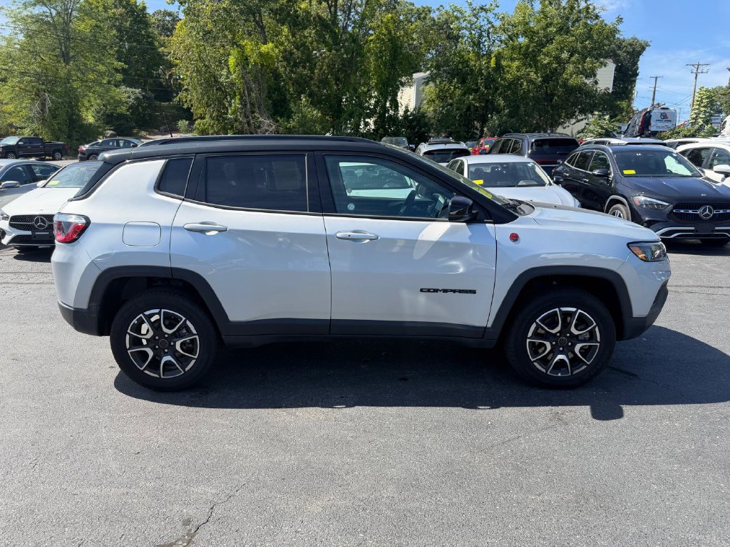 Used 2025 Jeep Compass Trailhawk AWD/4WD image 6