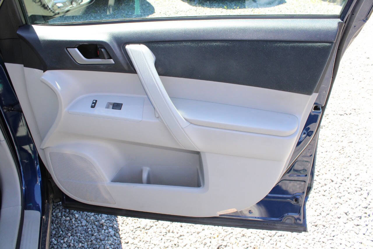 Used 2013 Toyota Highlander Plus AWD/4WD image 23