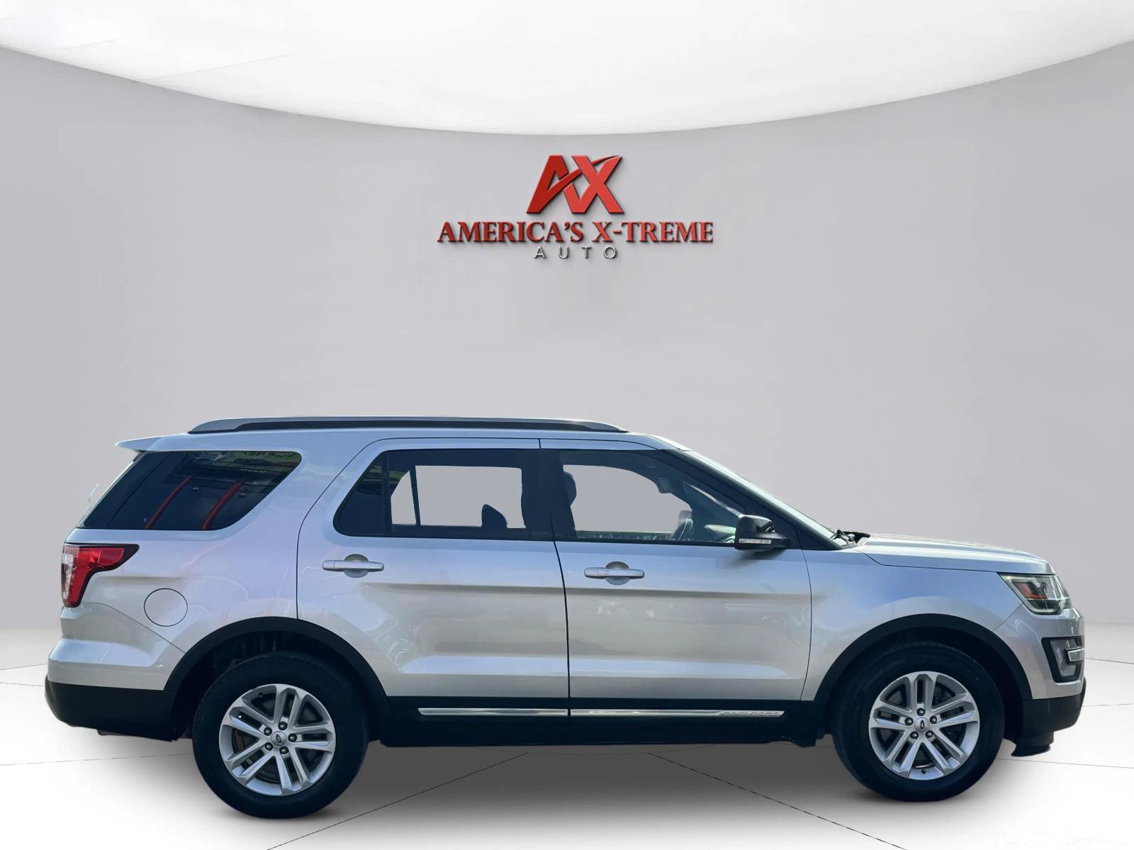 Used 2017 Ford Explorer XLT FWD image 7
