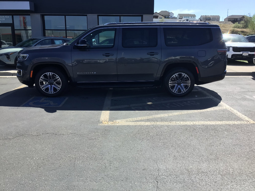 Used 2024 Jeep Wagoneer L Series II RWD image 3