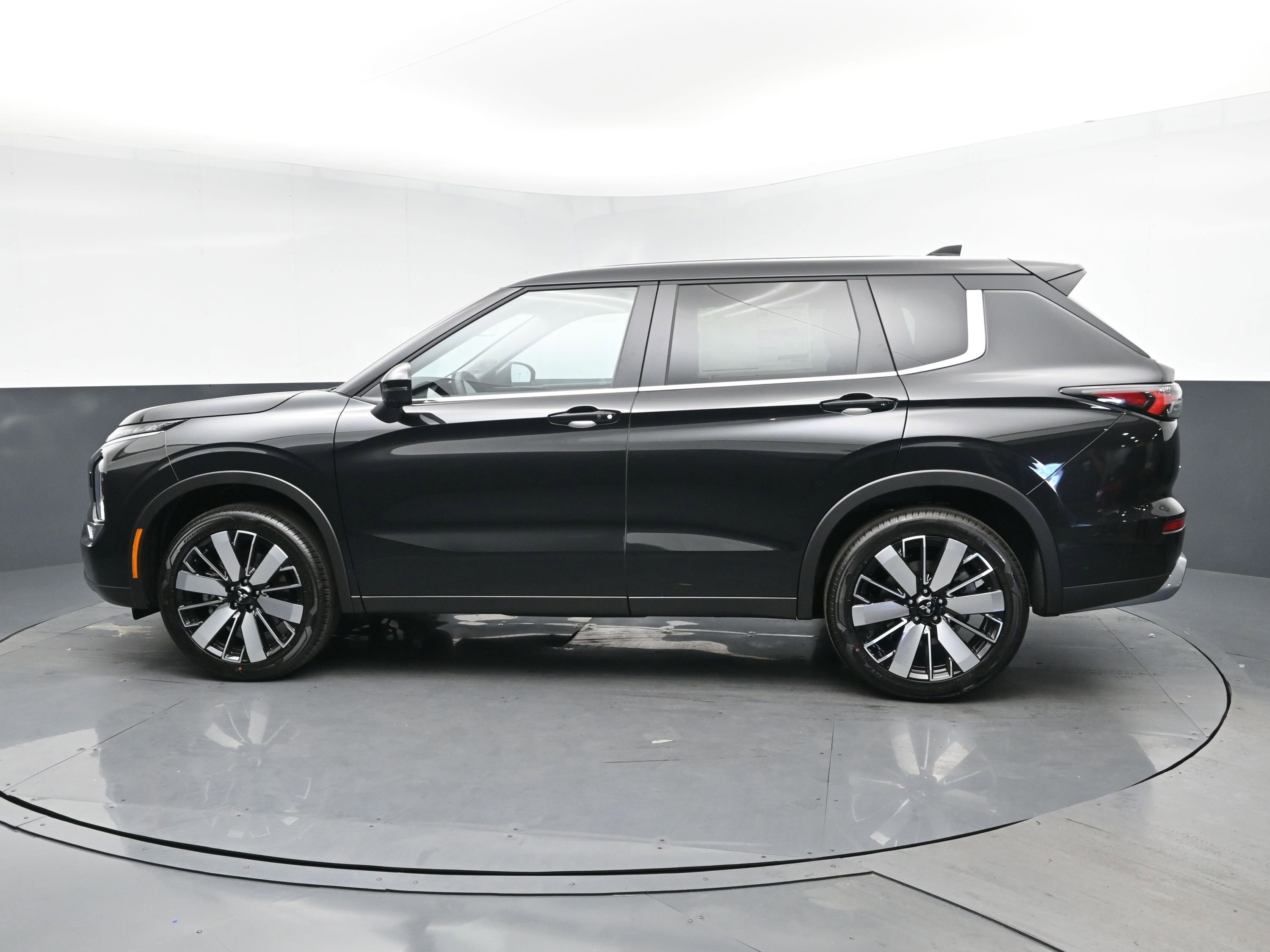 New 2025 Mitsubishi Outlander SE image 4
